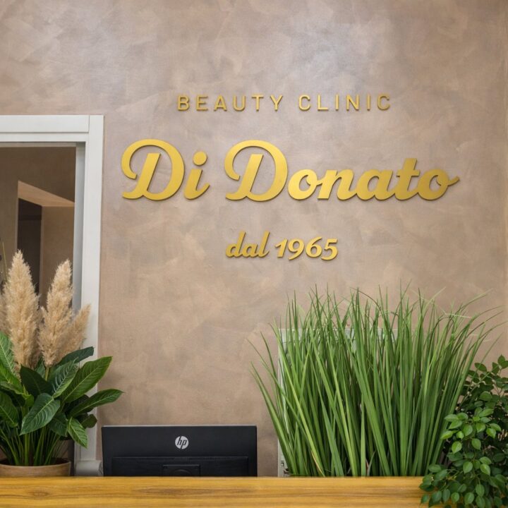 Scritta Beauty Clinic Di Donato dal 1965 in lettere dorate su parete materica