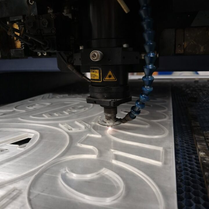 Testa del laser che taglia lettere in plexiglas trasparente