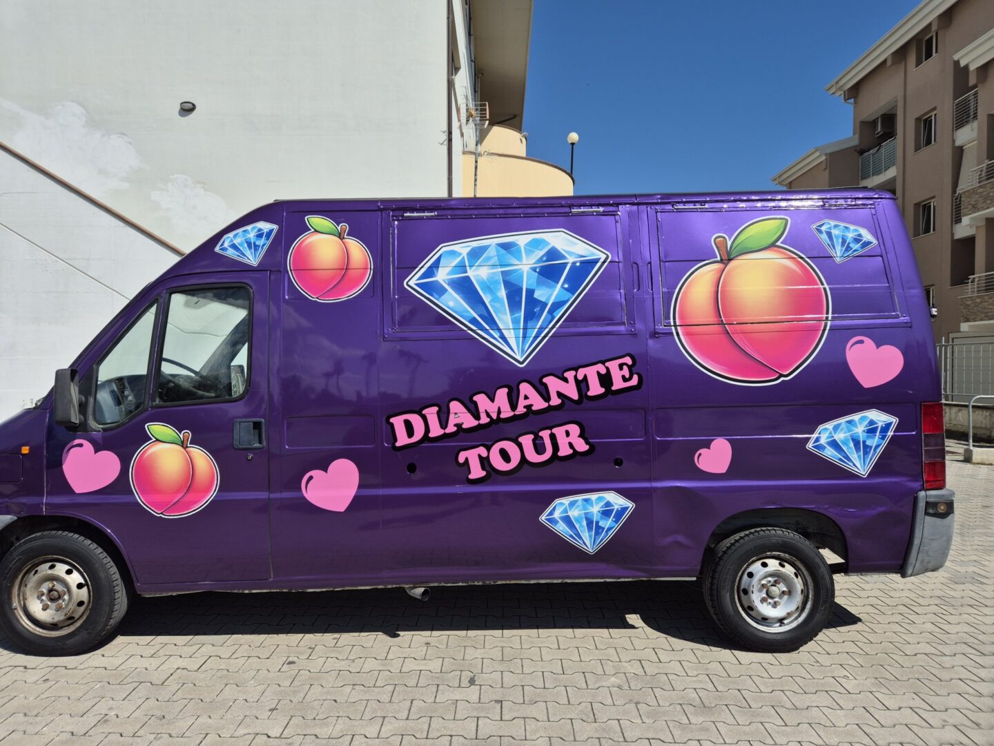Furgone viola con wrapping colorato Diamante Tour